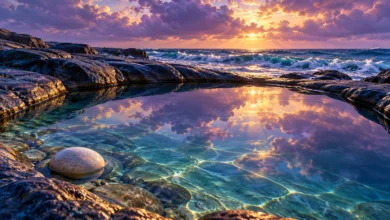 لوحة رقمية لبركة مد هادئة بين الصخور، بحصاة فاتحة وانعكاس سحب بنفسجية وضوء ذهبي، وخلفها أمواج البحر.
